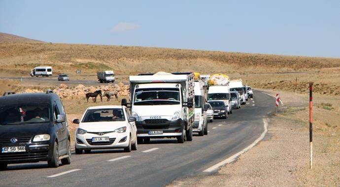 Teröristlerin yol kestiği Çat-Karlıova karayolu ulaşıma açıldı