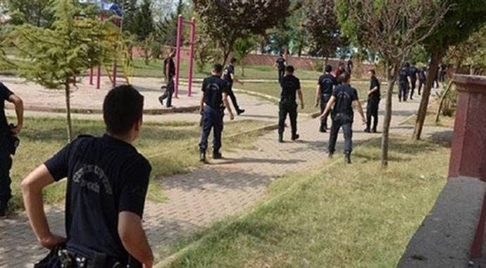 HDP&#039;nin toplanacağı parka bomba döşerken yakalandılar
