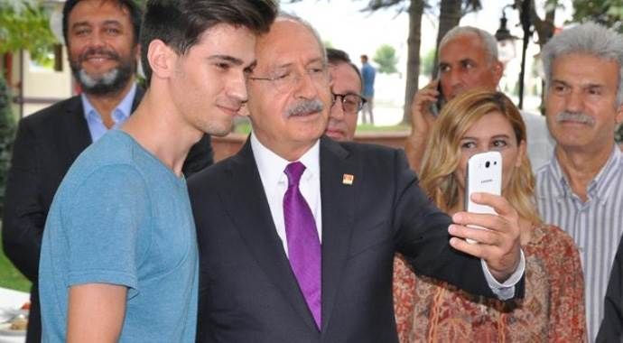 Gencin elleri titreyince selfieyi Kılıçdaroğlu çekti
