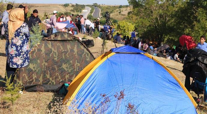 Suriyeli sığınmacılar otobanda kamp kurdu