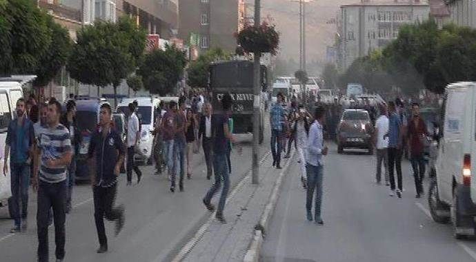 Cizre yürüyüşünde polise saldırı: 3 gözaltı