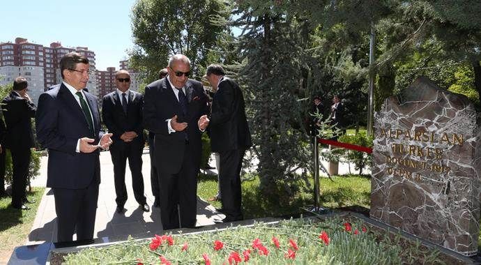 Türkeş&#039;in mezarına sürpriz ziyaret
