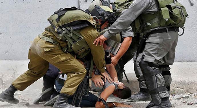 İşgalci İsrail güçleri 5&#039;i çocuk 7 Filistinliyi gözaltına alındı
