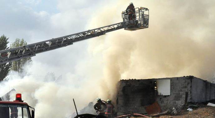 Zeytinburnu&#039;nda korkutan yangın