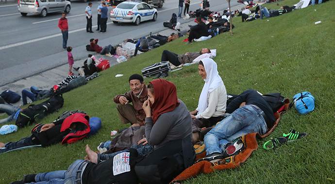 Sığınmacılar TEM Otoyolu Mahmutbey gişelerini geçti
