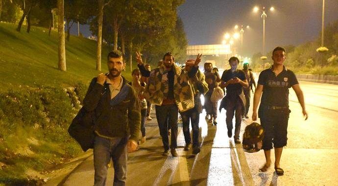 Sığınmacılar Edirne yolunda yürümeye devam etti