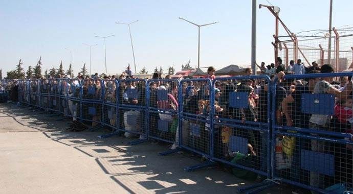 Suriyeliler sınıra akın etti
