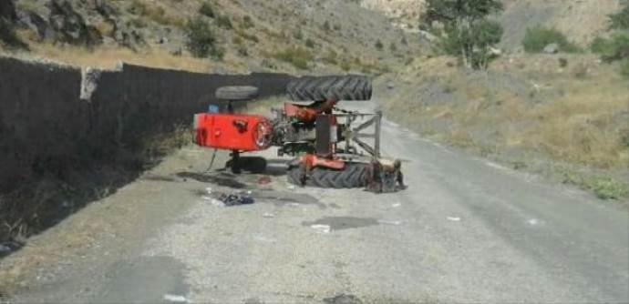 Suşehri&#039;nde traktör devrildi: 3 Yaralı
