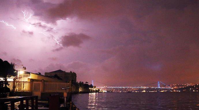 İstanbul&#039;da şimşekler geceyi gündüze çevirdi