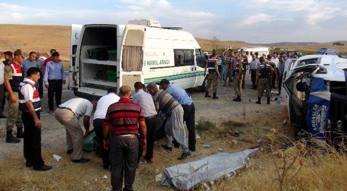 Gaziantep&#039;te minibüs takla attı, 3 ölü 8 de yaralı var