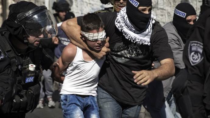 İşgalci İsrail güçleri kadın ve çocukları gözaltına aldı
