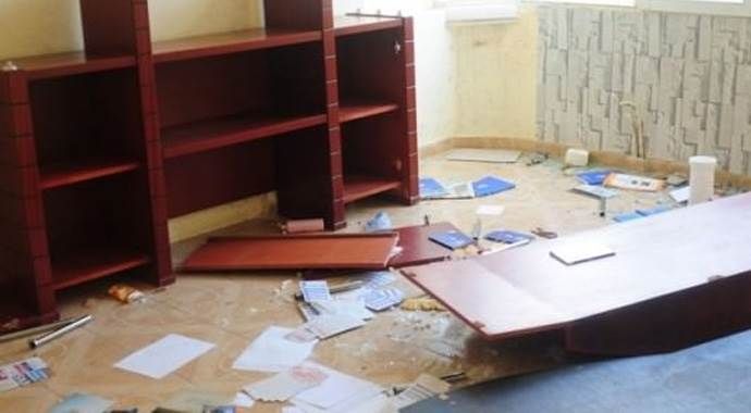 AK Parti Hizan İlçe Başkanlığına molotoflu saldırı
