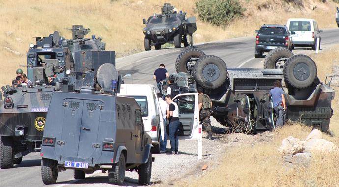 Şırnak&#039;ta polis aracı devrildi: 2 yaralı