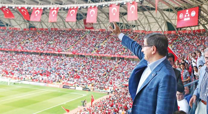 Davutoğlu: Milli maça gelmeyi şehit aileleri istedi