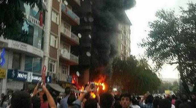 Kırşehir&#039;deki teröre lanet yürüyüşünde 4 iş yeri yakıldı