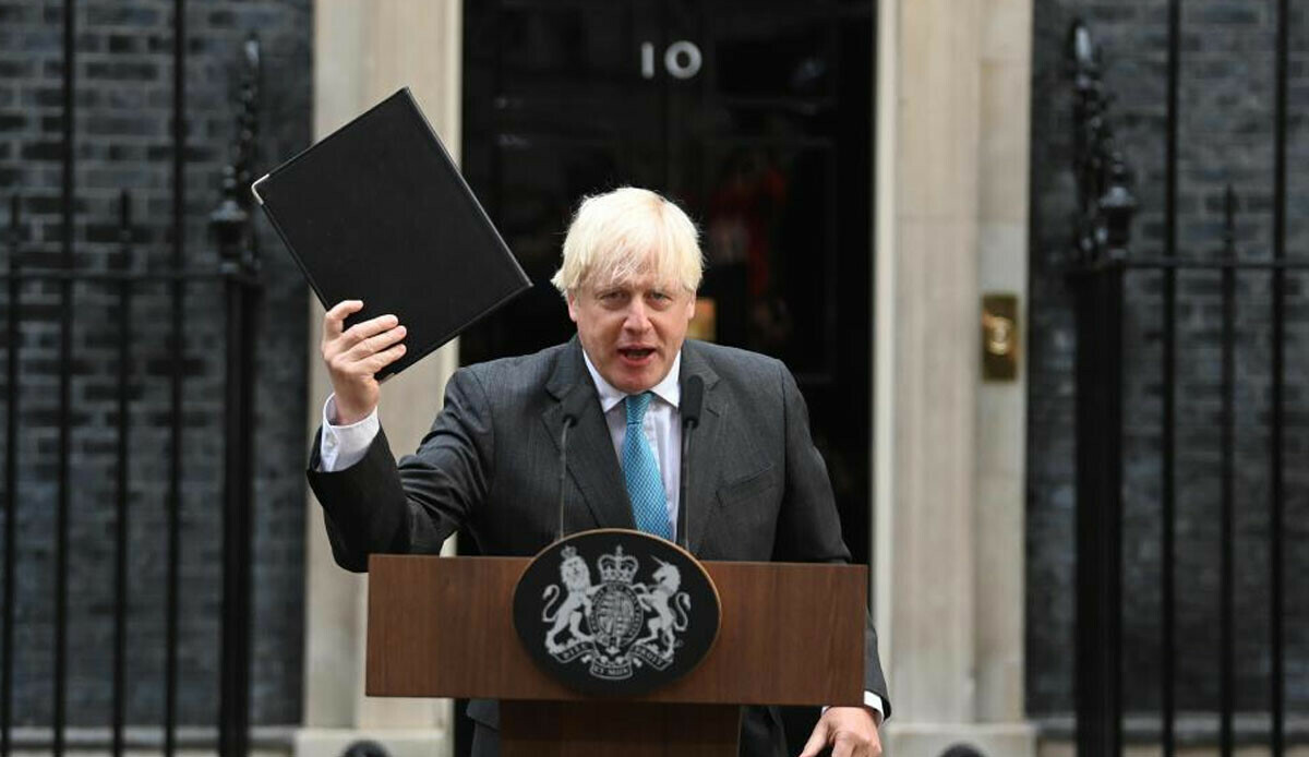 İstifayı duydu, İngiltere&#039;ye koştu... Johnson başbakanlık için harekete geçti