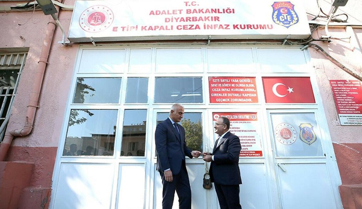 Adalet Bakanı Bozdağ Diyarbakır Cezaevi’nde anahtarı Kültür ve Turizm Bakanı Ersoy&#039;a teslim etti