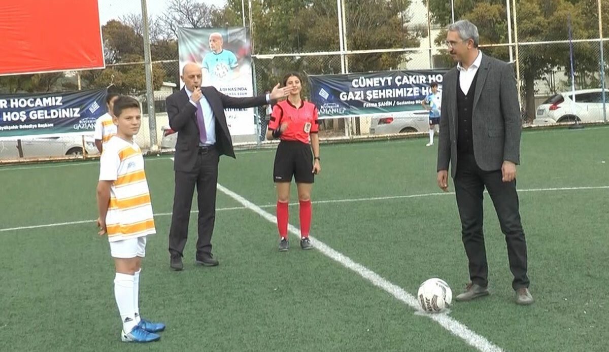 Cüneyt Çakır&#039;a görülmemiş jübile! TFF ve UEFA, emeklilik kararı alan elit hakeme büyük bir jest yaptı