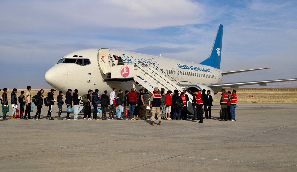 Ağrı&#039;da yakalanan 136 Afgan göçmen uçakla ülkelerine gönderildi