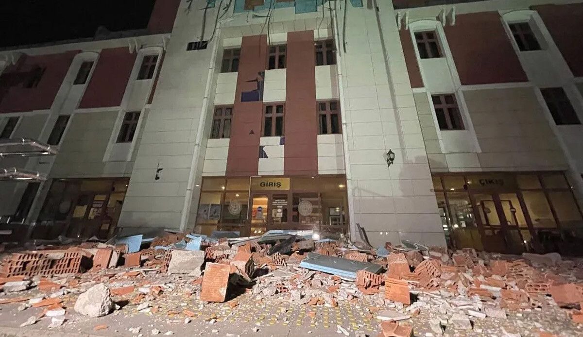 Düzce&#039;de adliye binası depremde hasar gören tek kamu binası oldu