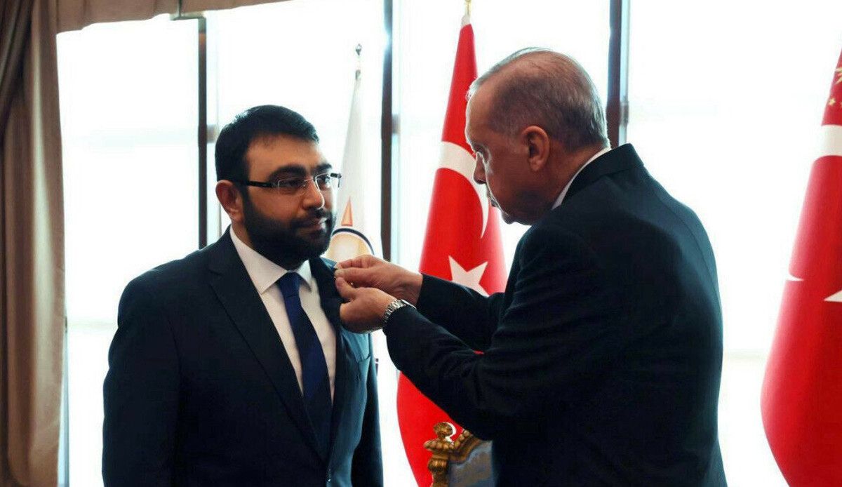 Saadet Partisi eski Eyüpsultan İlçe Başkanı Ustaosmanoğlu AK Parti&#039;ye katıldı Cumhurbaşkanı Erdoğan rozetini taktı