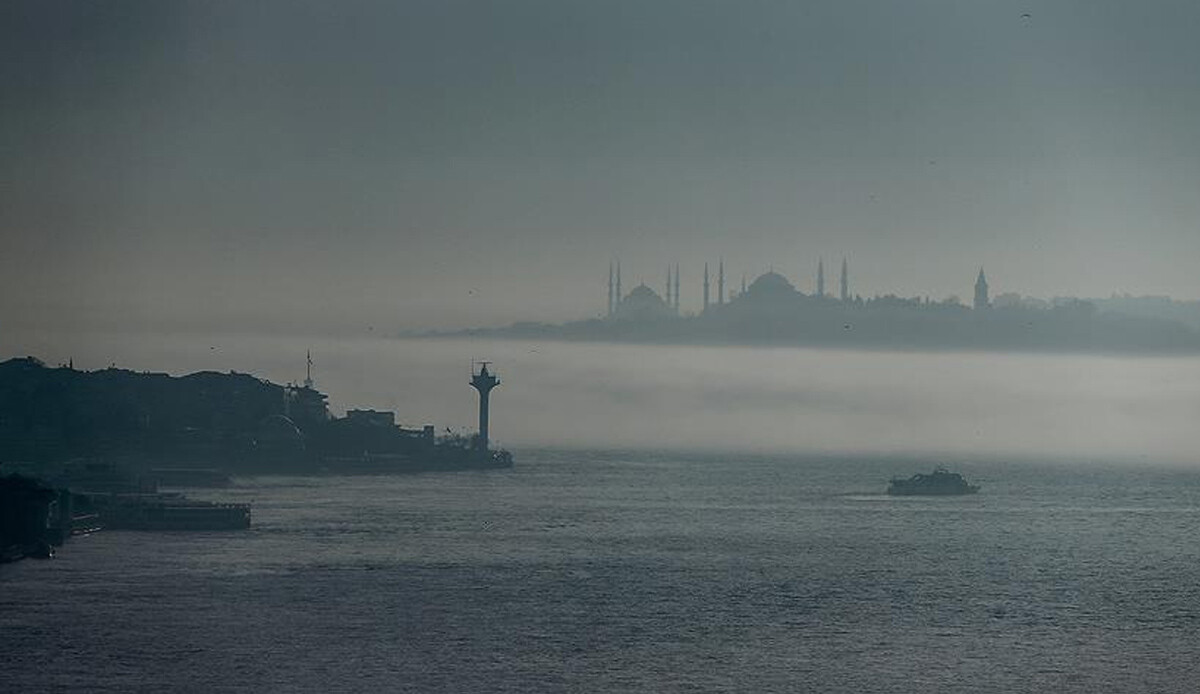 Deniz trafiğine sis engeli! İstanbul Boğazı&#039;nda gemi trafiği çift yönlü durduruldu