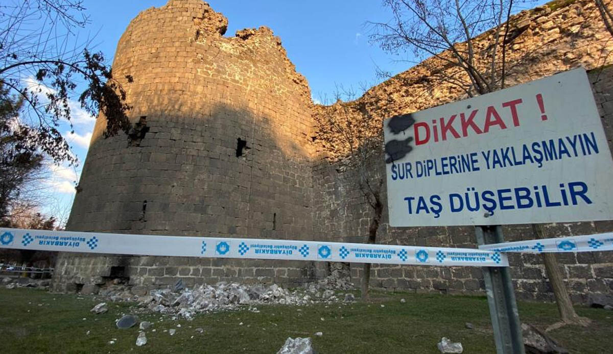 UNESCO Dünya Kültür Mirası Listesi&#039;ndeki Diyarbakır Surları&#039;nı deprem vurdu