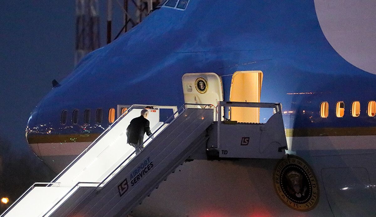 ABD Başkanı Joe Biden uçağa binerken merdivenlerden yuvarlanıyordu