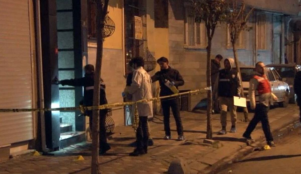 Zeytinburnu&#039;nda gece vakti korku dolu anlar! Husumetliler sokak ortasında çatıştı: 4 yaralı