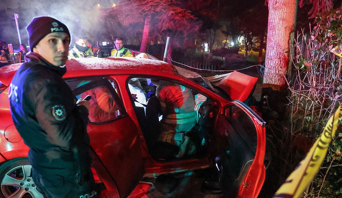Bakırköy’de feci kaza! Kontrolden çıkan otomobil hurdaya döndü: Ölü ve yaralılar var