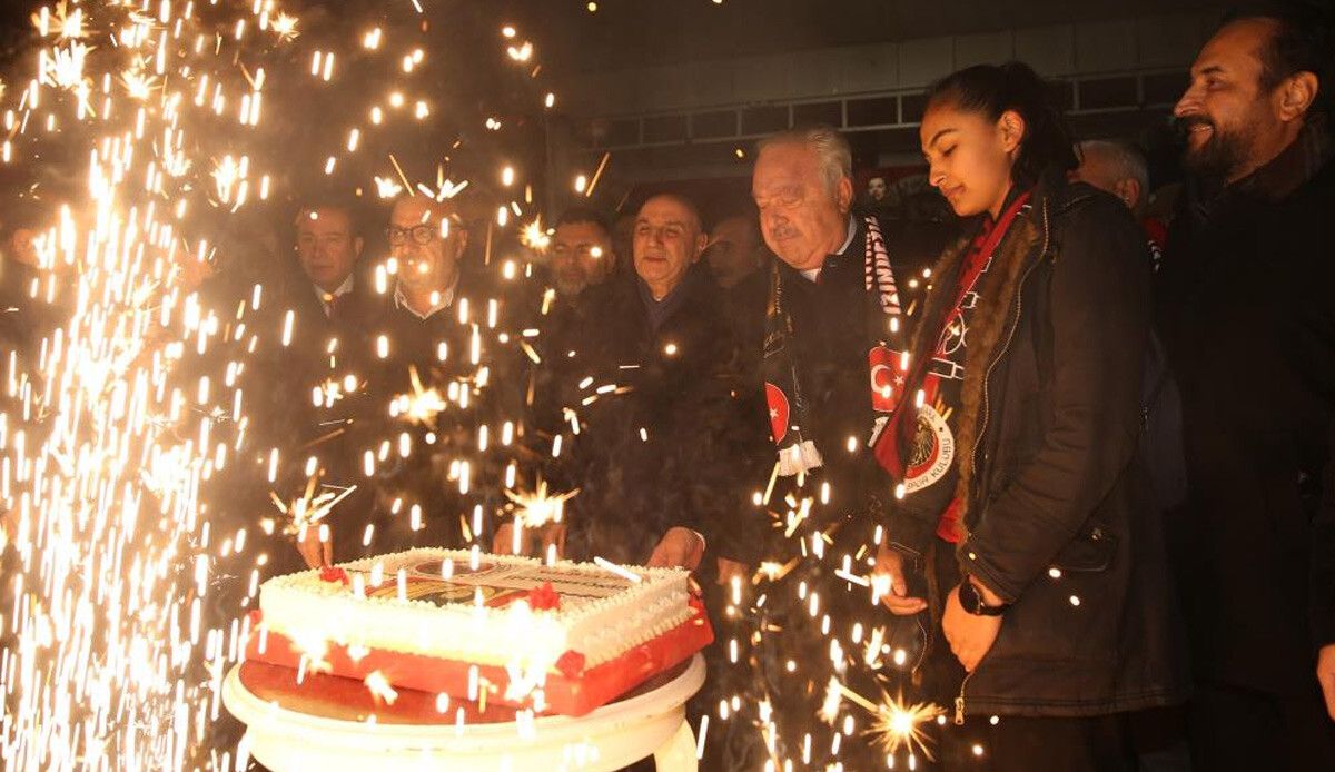 Gençlerbirliği Spor Kulübü kuruluşunun 100. yılını tesislerde taraftarları ile birlikte kutladı