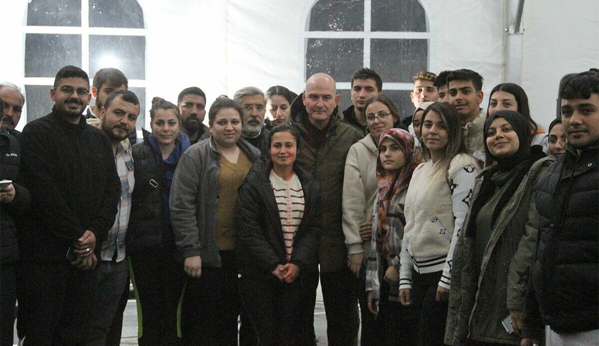 İçişleri Bakanı Süleyman Soylu, Antakyalı afetzede gençlerle buluştu: Sizi bu konteynerlerden çıkaracağız