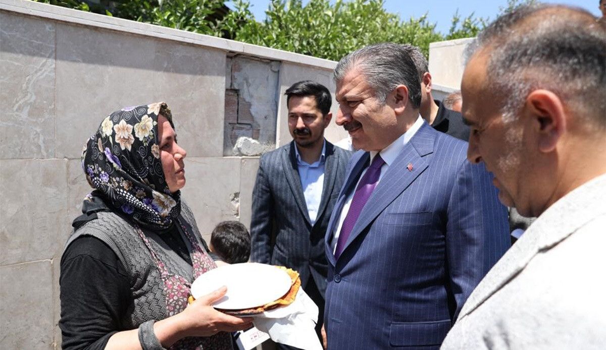 Hataylı depremzede, Sağlık Bakanı Fahrettin Koca&#039;ya biberli ekmek ikram etti