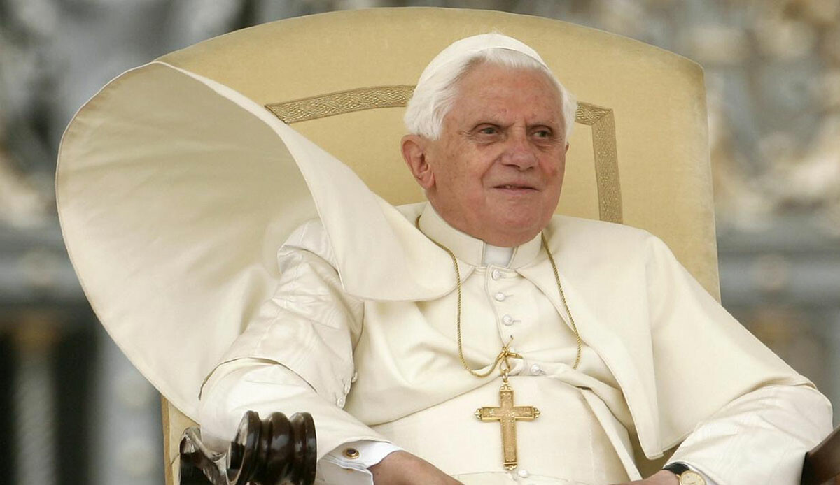 Papa&#039;nın miras bıraktığı haç çalındı