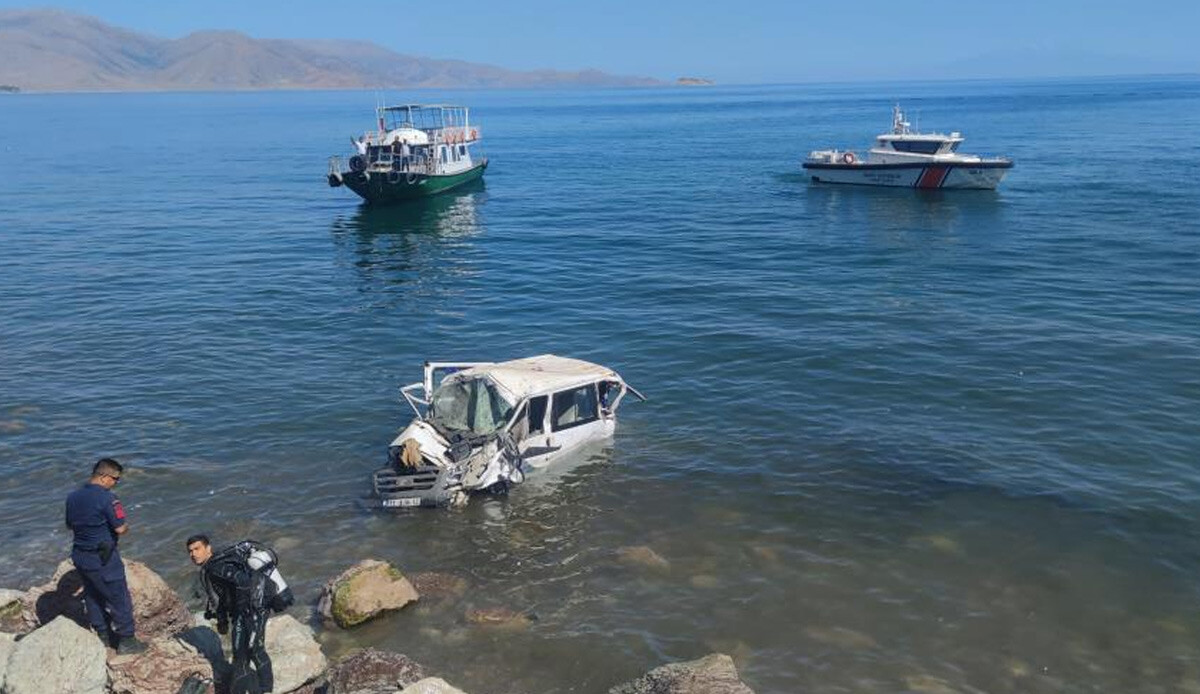 Minibüs Van Gölü’ne uçtu! Korkunç kazada 11 yaralı var