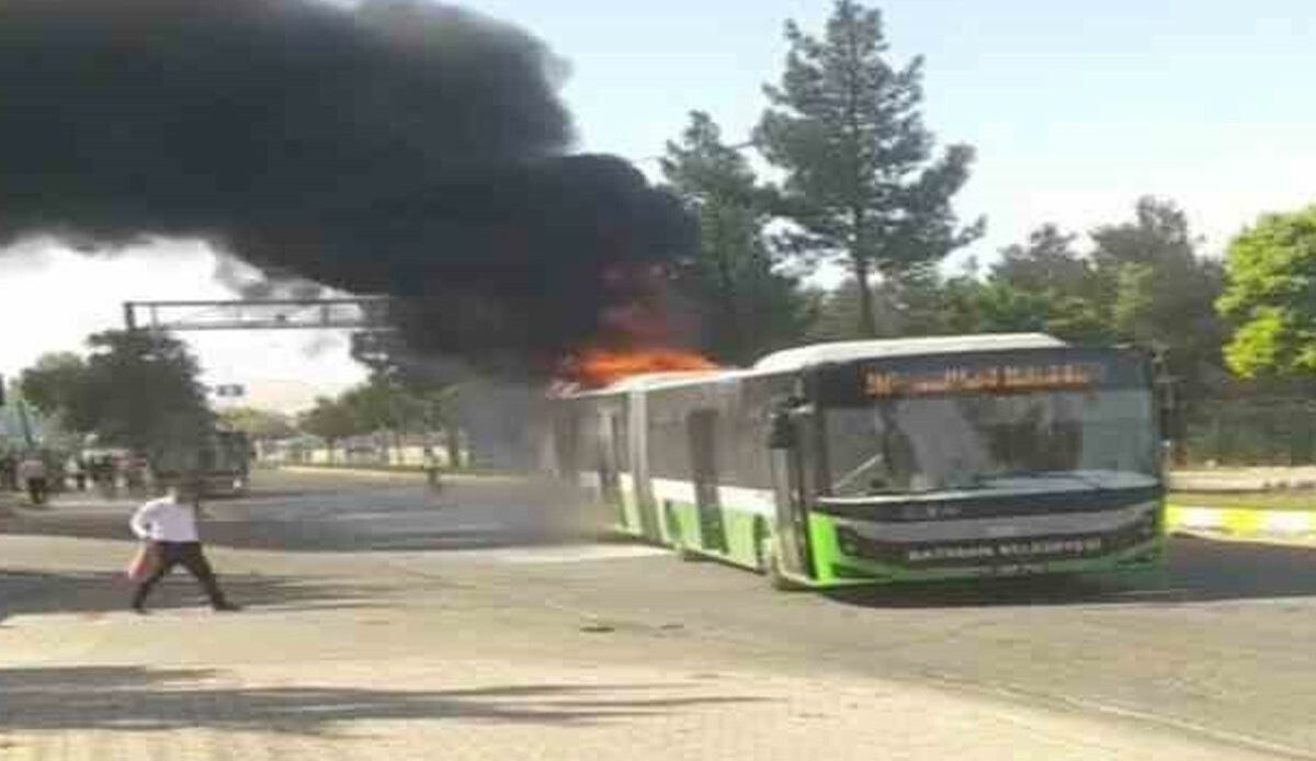 Yolcu dolu belediye otobüsü alev alev yandı