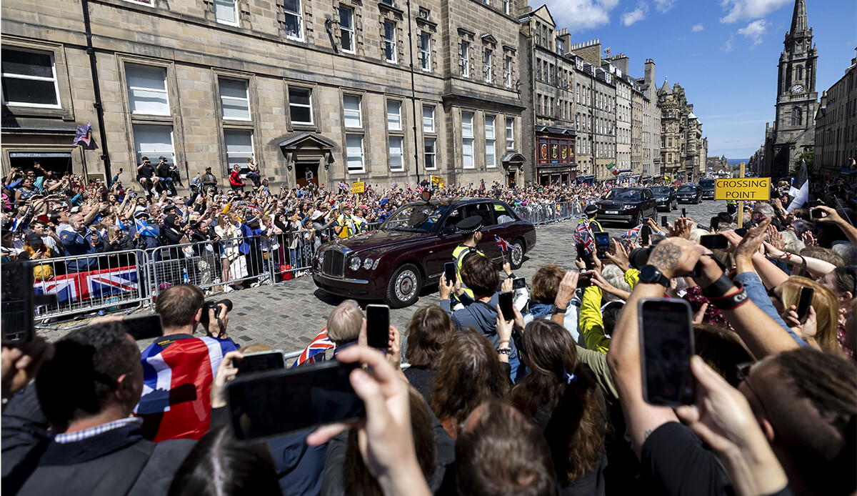 Kral Charles&#039;a İskoçya&#039;da şok! Monarşi karşıtları ayaklandı