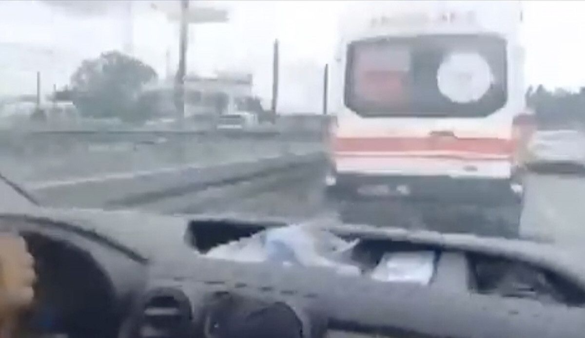Sağlık Bakanı Koca, ambulans takip eden sürücüleri kaza görüntüsüyle uyardı