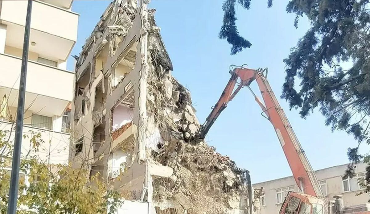 Bakırköy&#039;de yıkımı yapılan bina çöktü: Göçük altında 1 kişi var