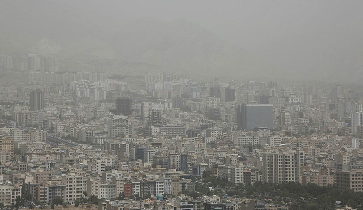 İran&#039;da gökyüzü alarm verdi: Hava kirliliği yüzünden halk dışarı çıkamıyor!
