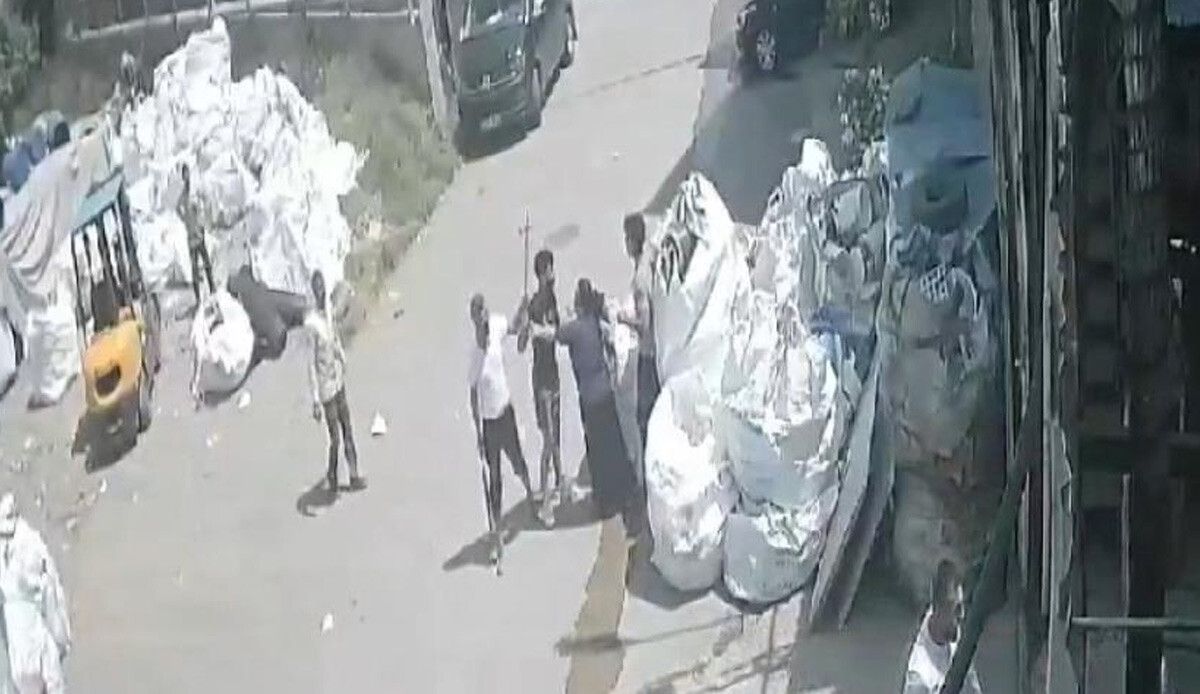 Ataşehir&#039;de hız kavgası: Kendilerini uyaran esnafın dükkanını satır ve bıçakla bastılar