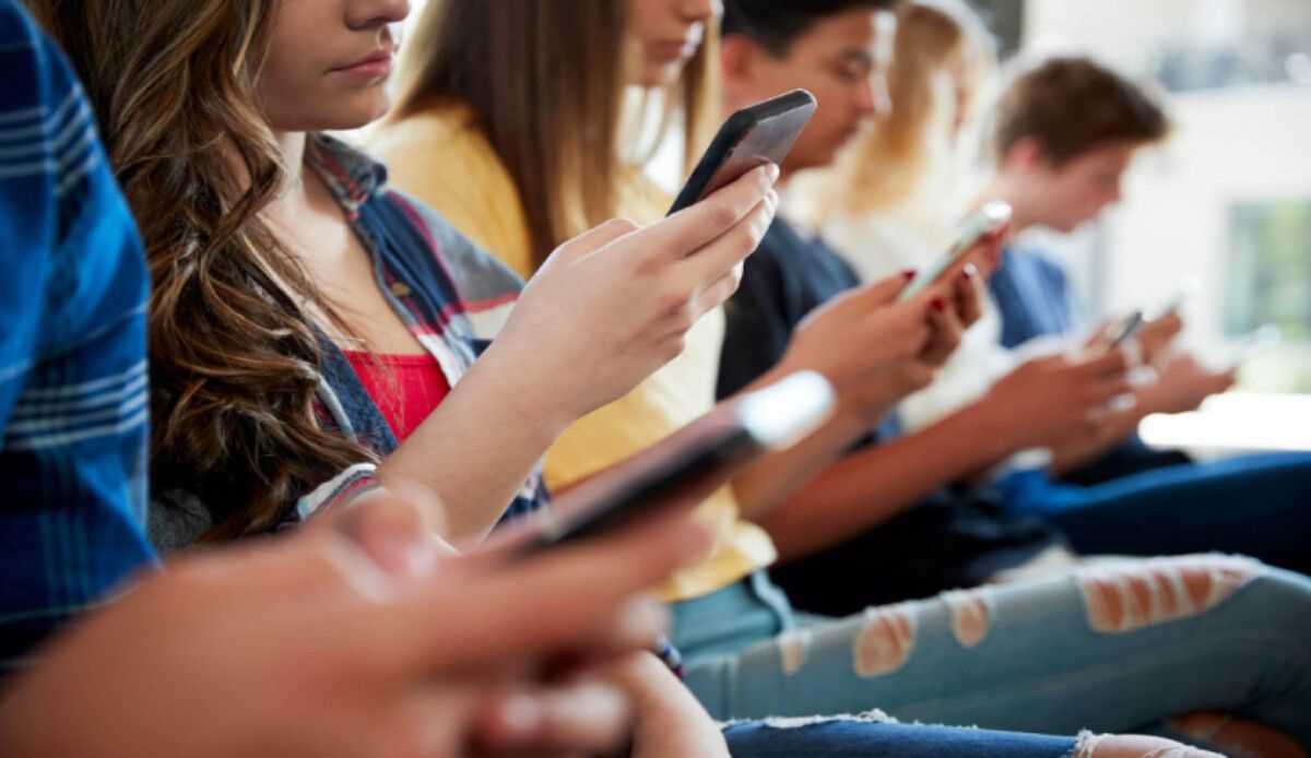 Veliler dikkat: Akıllı telefonlar öğrencilere zarar veriyor