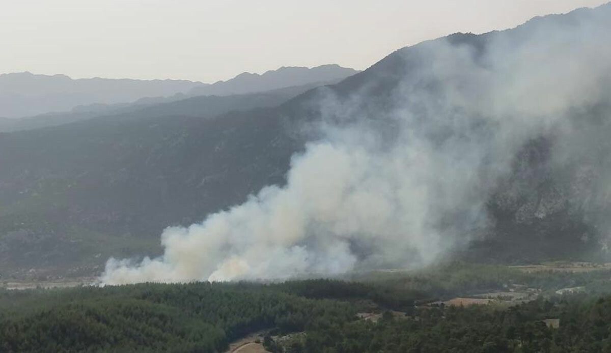 Manavgat’ta yerleşim yerlerine yakın bölgede yangın