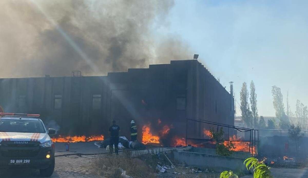 Çorlu’da korkutan yangın: Alevler otluk alana sıçradı