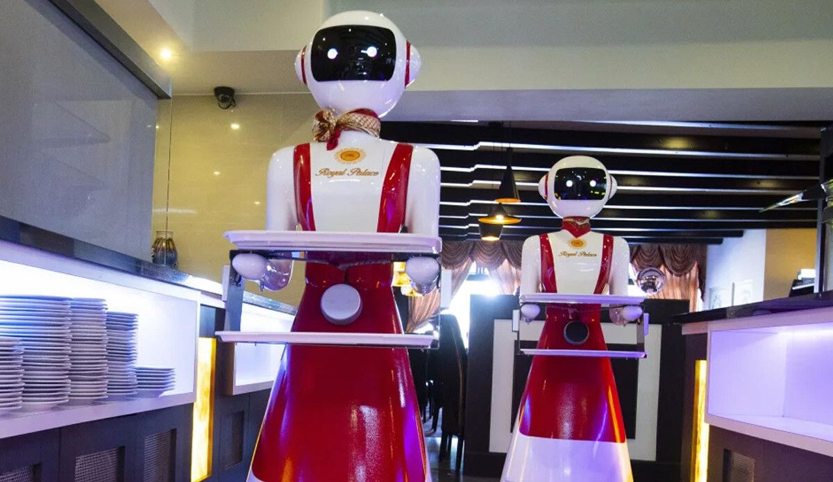 Çinli robot garsonlar Güney Kore&#039;de endişeye yol açtı