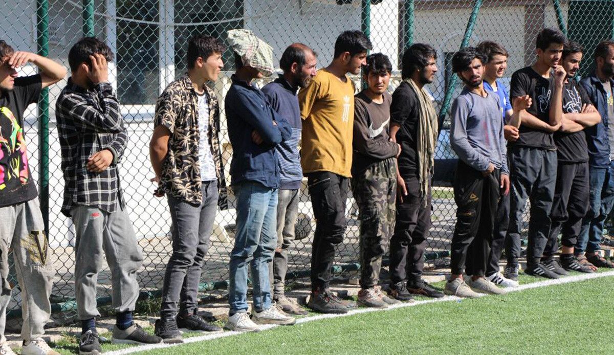 Amasya’da polisin durduğu tırdan 39 düzensiz göçmen çıktı! Kaçan 5 kişi dronla yakalandı