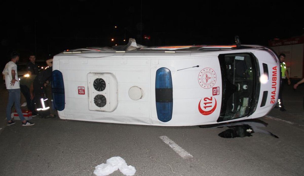 Elazığ’da hasta taşıyan ambulans, pikap ile çarpıştı: Çok sayıda yaralı var
