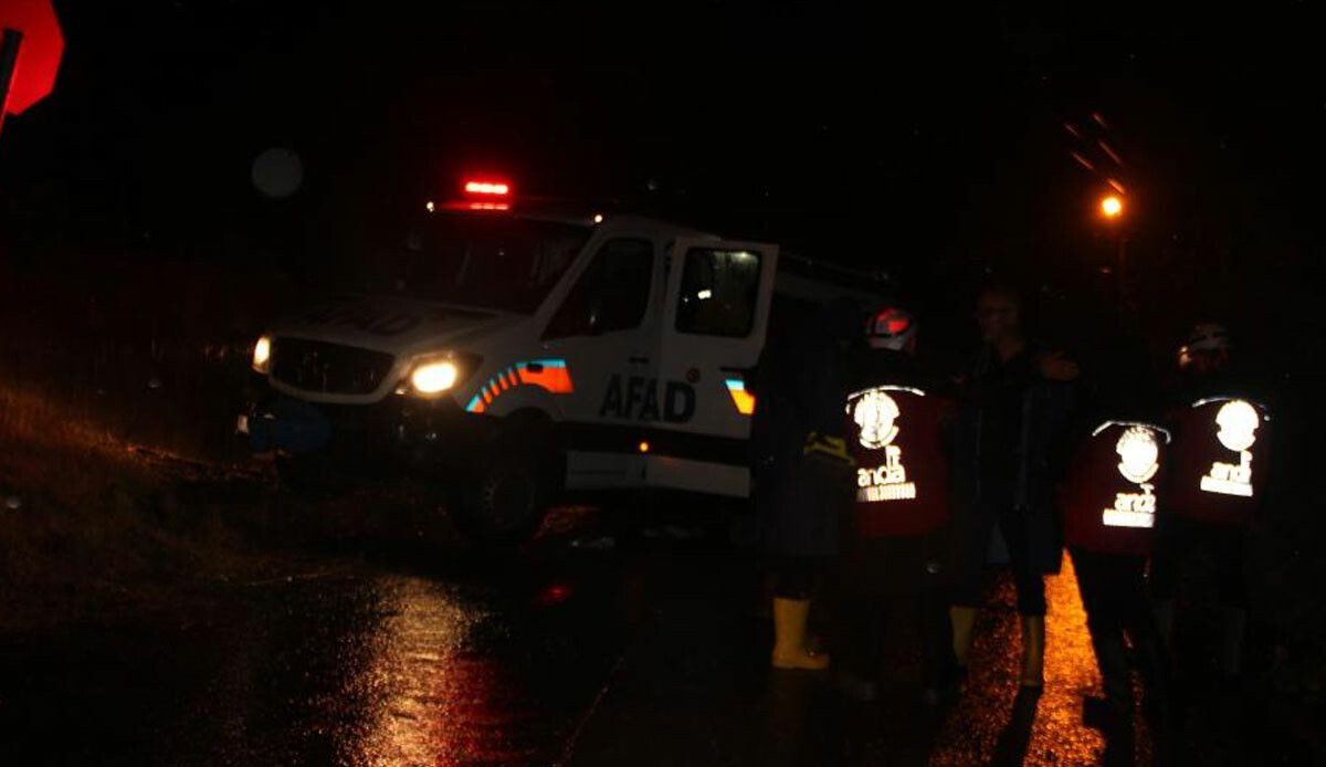 Kayseri&#039;de sel felaketi:  Araçlar yolda kaldı, iş yerlerini su bastı