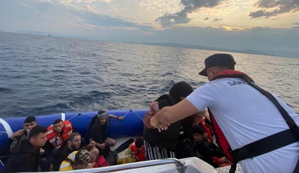 Kuşadası açıklarında 25 düzensiz göçmen yakalandı