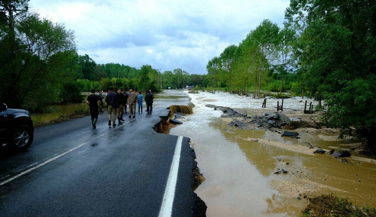 Kırklareli&#039;nde sel felaketi: 4 kişiyi arama kurtarma çalışmaları sürüyor